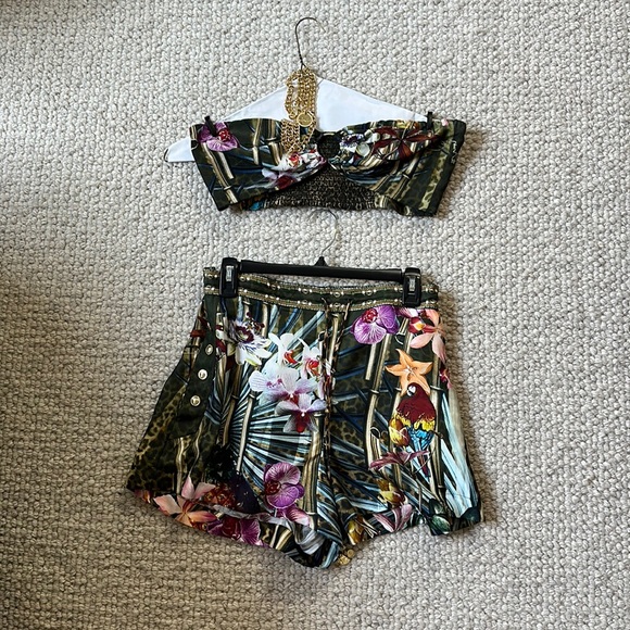 Camilla Top & shorts. Perfect for a hot summer day! - Picture 2 of 3